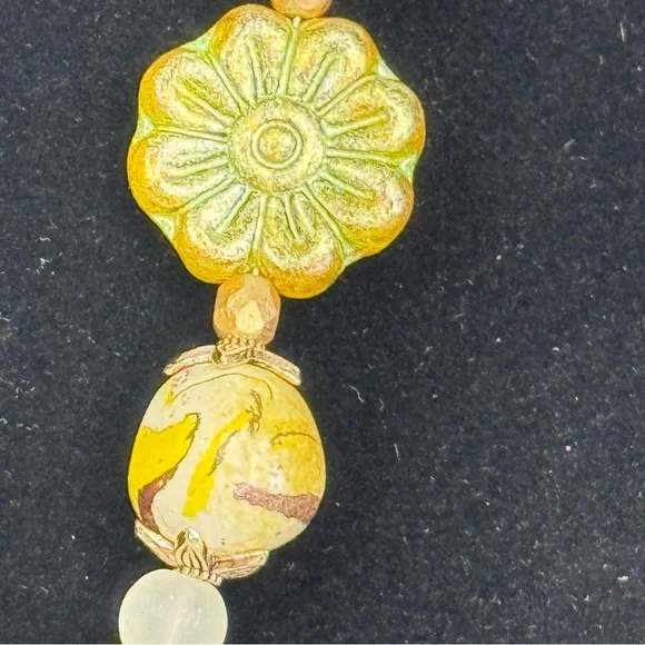 Butterfly’s, Bees & Flowers Stone & Glass Yellow & Gold Jewelry Set. - Picture 7 of 10